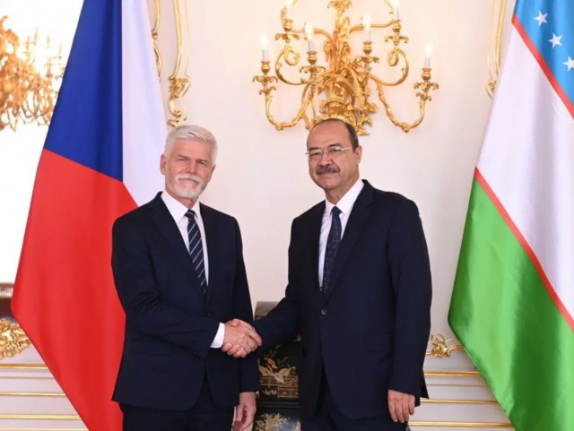 Prime Minister Aripov leading executive meeting